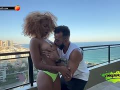 Terrassenfick mit Lockenkopf