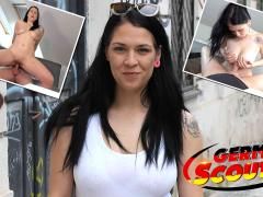 Schwarzhaarige Deutsche wird beim Casting scharf auf den Agenten